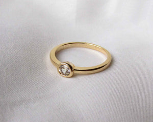 ANILLO TRADICIONAL SOLITARIO  ENCHAPADO EN ORO