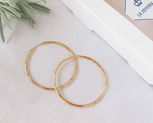 Cargar imagen en el visor de la galería, ARGOLLAS TRENZADAS ENCHAPADAS EN ORO
